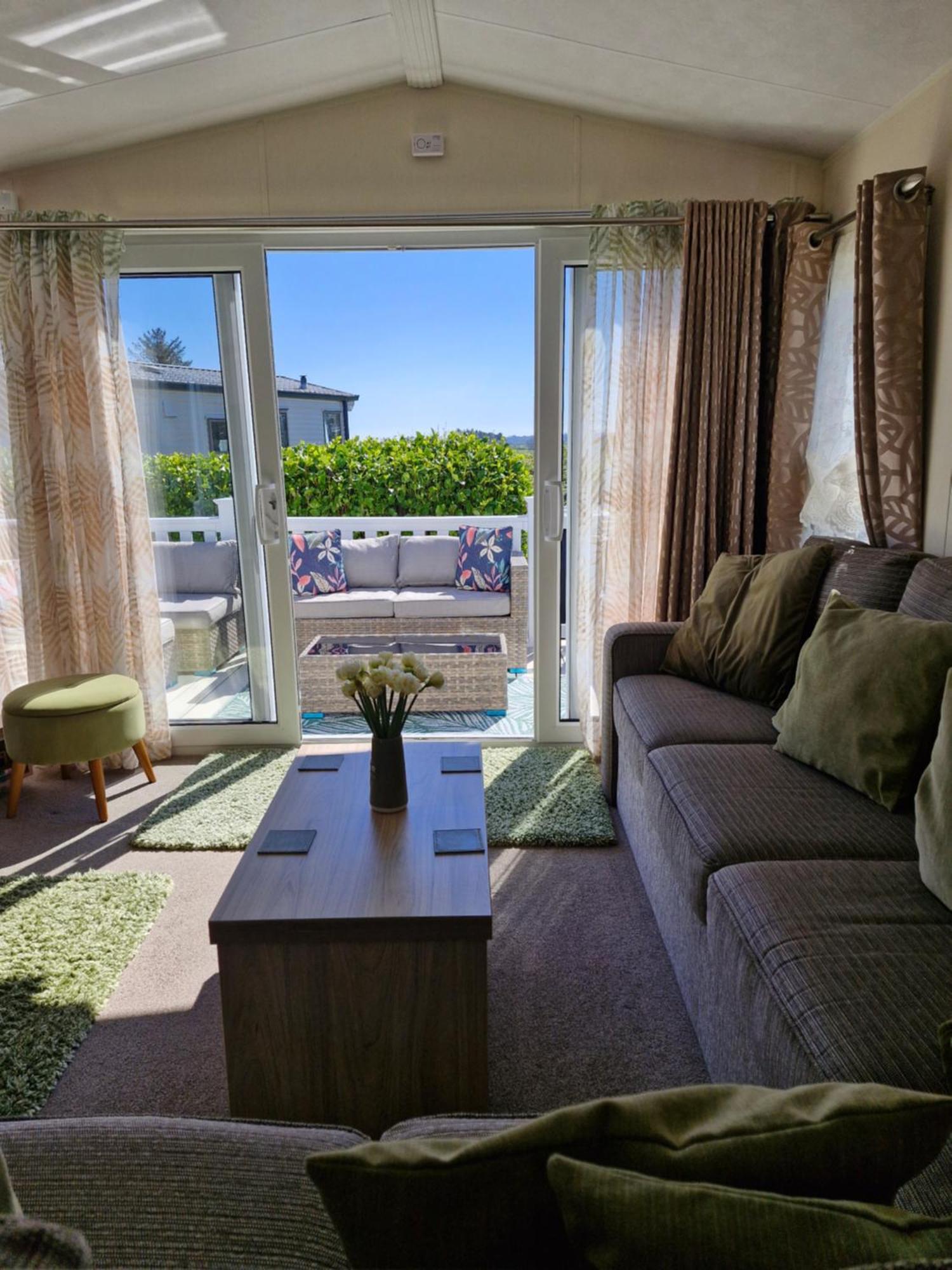 Beautiful 2 Bedroom Caravan, Holiday Park Tenby Saint Florence Buitenkant foto